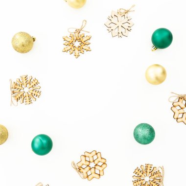 Yeni yıl Noel topları, ahşap kar tanesi süslemeleri beyaz arka plan üzerinde çerçeveli. Düz yatıyordu, en iyi görünümü