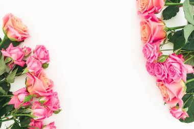 Pembe gül buket beyaz zemin üzerine çerçeve. Düz yatıyordu, en iyi görünüm. Pastel çiçek