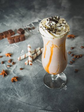 Çikolatalı süt krema ve çikolata ile.