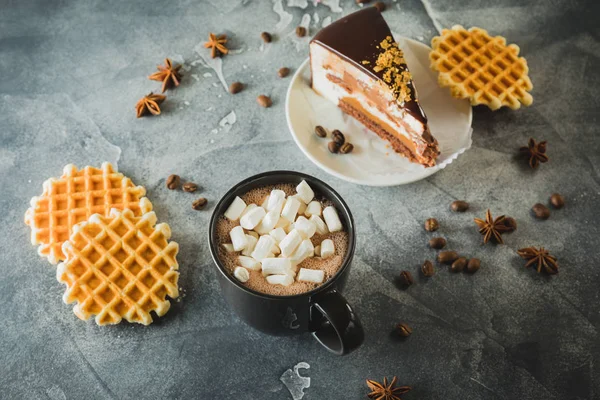 Bevanda Calda Cioccolato Con Marshmallow Torta Cioccolato Waffle — Foto Stock
