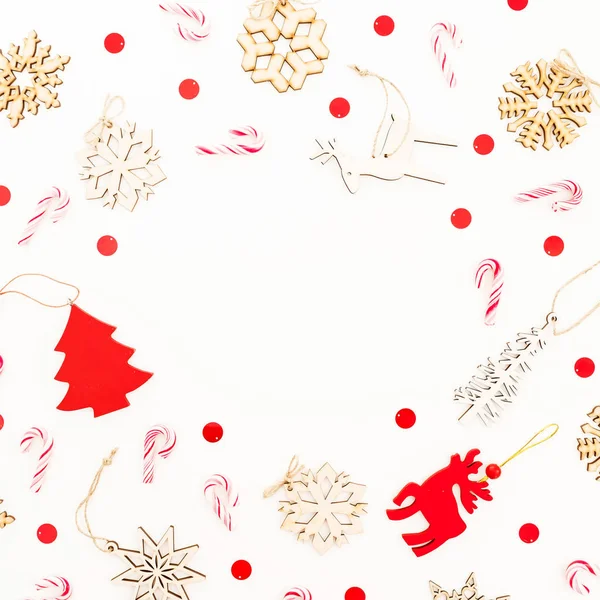 Weihnachtsrahmen Mit Holzdekoration Schneeflocken Und Zuckerstangen Auf Weißem Hintergrund Flache — Stockfoto