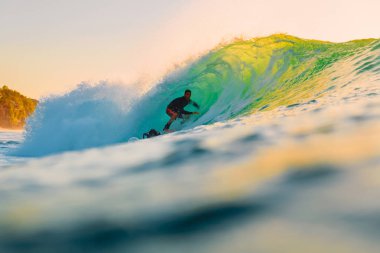 8 Eylül 2018. Bali, Endonezya. Varil dalga binmek sörfçü gün batımında. Okyanusta Bingin plaj sörf Professional