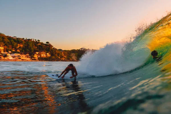 Eylül 2018 Bali Endonezya Varil Dalga Binmek Sörfçü Sıcak Gün — Stok fotoğraf