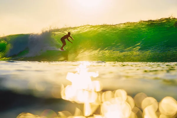 Septiembre 2018 Bali Indonesia Surfista Paseo Ola Barril Atardecer Surf —  Fotos de Stock