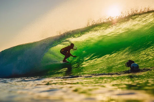 Settembre 2018 Bali Indonesia Surfista Cavalcare Onda Botte Tramonto Surf — Foto Stock