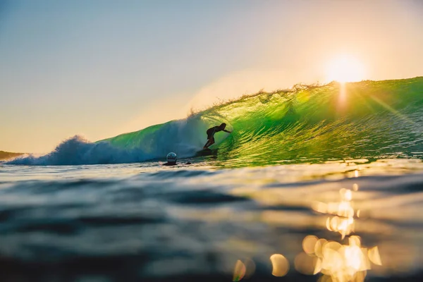 Września 2018 Bali Indonezja Surfer Jazdy Fali Lufy Zachodzie Słońca — Zdjęcie stockowe