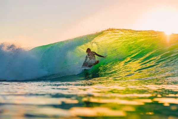 Settembre 2018 Bali Indonesia Surfista Cavalcare Onda Botte Tramonto Surf — Foto Stock