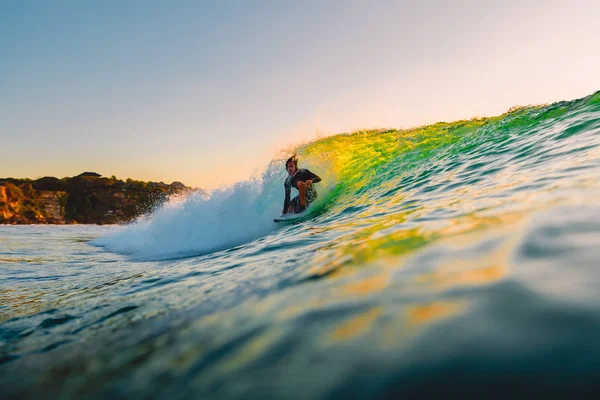 Września 2018 Bali Indonezja Surfer Jazdy Fali Lufy Zachodzie Słońca — Zdjęcie stockowe