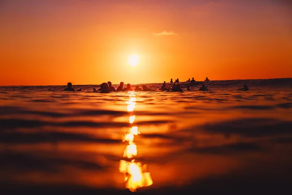 Surfeurs Ligne Coucher Soleil Surf Professionnel Dans Océan — Photo