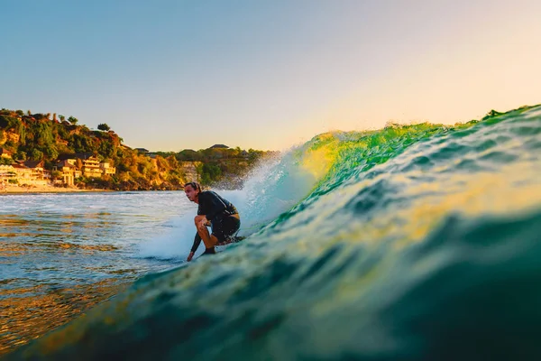 Eylül 2018 Bali Endonezya Varil Dalga Binmek Sörfçü Sıcak Gün — Stok fotoğraf