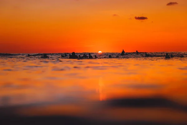 Surfers Line Bij Warme Zonsondergang Surfen Oceaan — Stockfoto