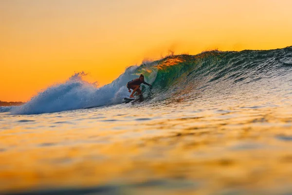 Sıcak Günbatımında Sörf Sörf Kız Varil Dalga Kadın Binen Günbatımı — Stok fotoğraf