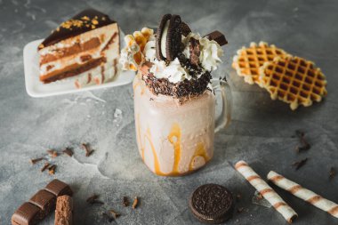 Damlayan sos, krema, kurabiye ve pasta sütlü çikolata shake