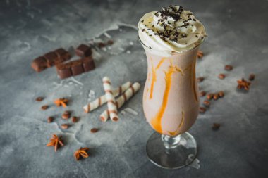 Krema ve çikolata ile çikolatalı milkshake. Şekerli tatlı