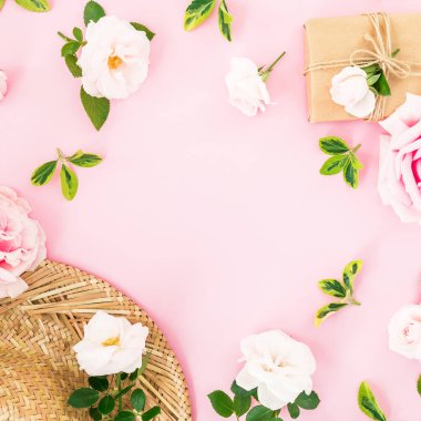 Sevgililer günü kompozisyon. Gül, hasır şapka ve hediye kutusu pastel pembe bir arka plan üzerinde çerçeve çiçek. Düz yatıyordu, en iyi görünümü.