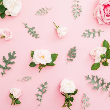 Gül ve yapraklarda pastel pembe arka plan desen yaptı. Düz yatıyordu, en iyi görünümü.