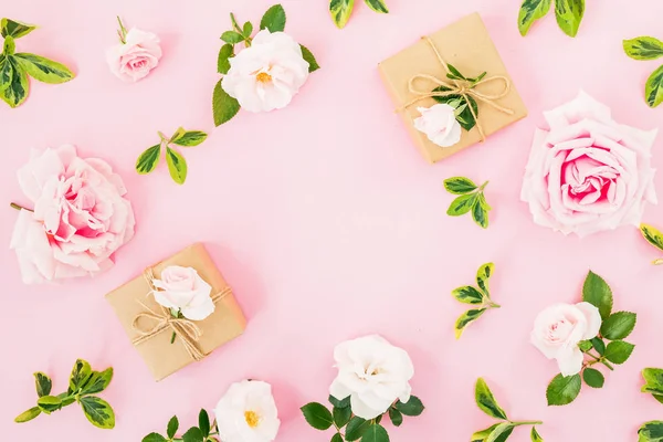 Rahmenkomposition Mit Rosen Und Geschenkbox Auf Pastellrosa Hintergrund Flache Lage — Stockfoto