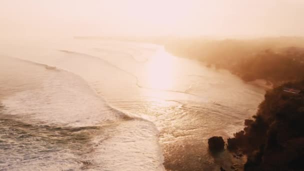 Oceaan Golven Warme Zonsondergang Zonsopgang Luchtfoto Met Rotsenstranden — Stockvideo