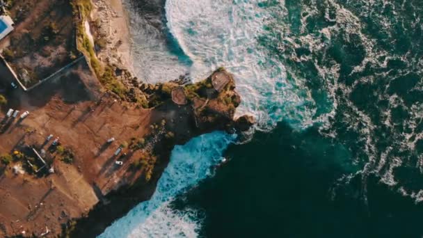 Vista Aérea Capa Rochosa Oceano Azul Com Ondas Paisagem Com — Vídeo de Stock