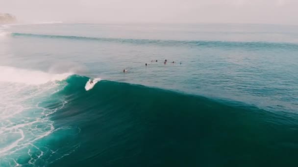 Vue Aérienne Océan Avec Baril Vague Surfeur — Video