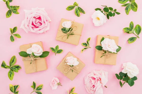 Blumenkomposition Mit Rosen Und Geschenkbox Auf Pastellrosa Hintergrund Flache Lage — Stockfoto