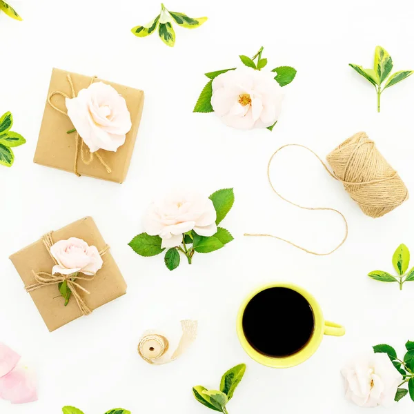 Frühlingskomposition Mit Rosen Geschenken Und Kaffeebecher Auf Weißem Hintergrund Flache — Stockfoto