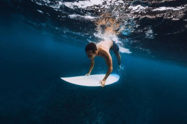 Adam surfer sörf tahtası dalış sualtı büyük okyanus dalga ile.