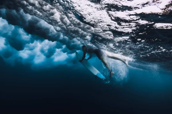 Surfista Profesional Con Inmersión Tabla Surf Bajo Agua Con Olas —  Fotos de Stock