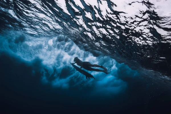 プロサーファーのサーフボード ダイビング 水中で 一人でサーファー 大きい海の波 — ストック写真
