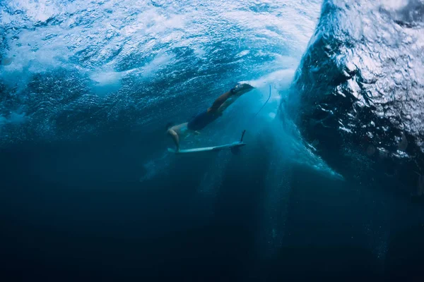 Professional Surfer Surfboard Dive Underwater Big Ocean Wave — Stock Photo, Image