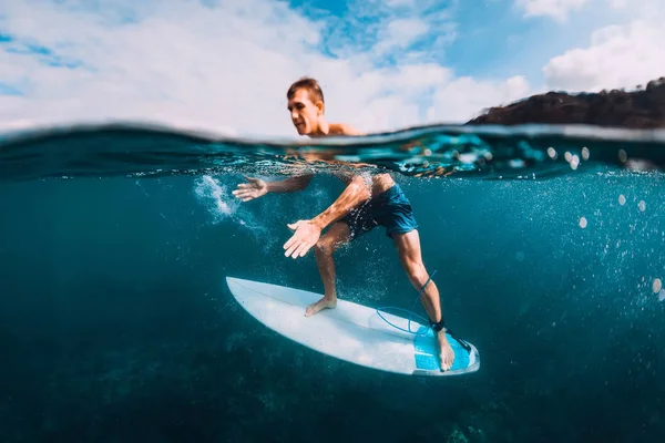 Surfer Man Relaxing Surfboard Ocean — Stock Photo, Image