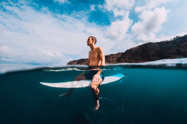Surfer Mann Mit Surfbrett Entspannt Schlange Meer — Stockfoto