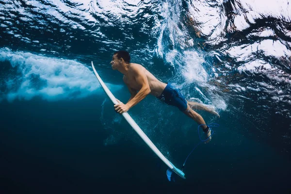 Surfer Mann Mit Surfbrett Taucht Unter Wasser Mit Ozeanwelle — Stockfoto