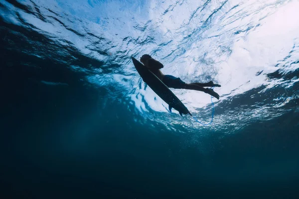 サーファーが大きな波を受けると男性サーフボード ダイビング 水中で — ストック写真