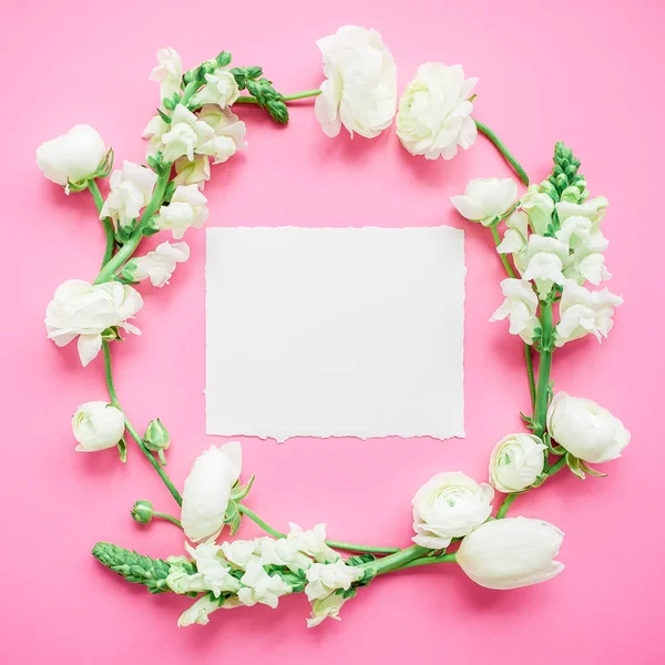Kwiatowy Ramki Wokół Białych Kwiatów Papier Pocztówka Różowym Tle Widok — Zdjęcie stockowe