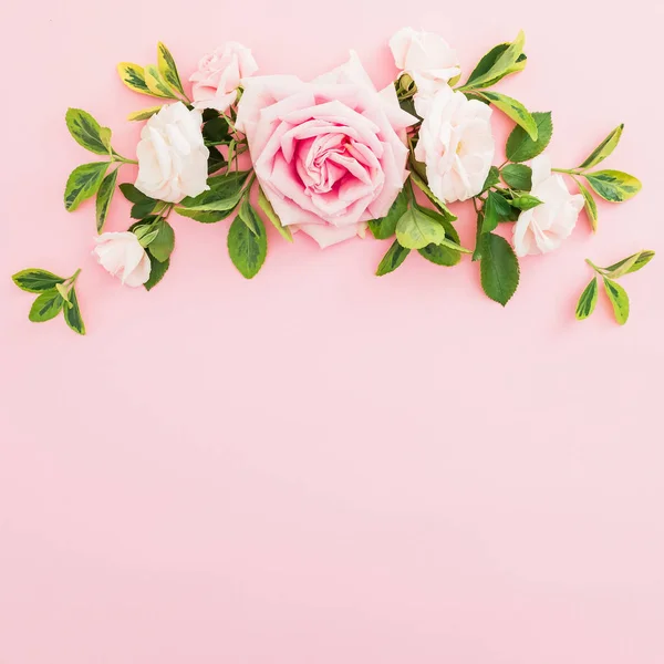 Composição Quadro Com Rosas Rosa Folhas Fundo Rosa Pastel Deitado — Fotografia de Stock