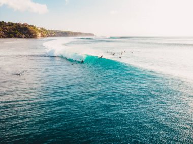 Sörfçü ve turkuaz varil dalga Okyanusu ile havadan görünümü.