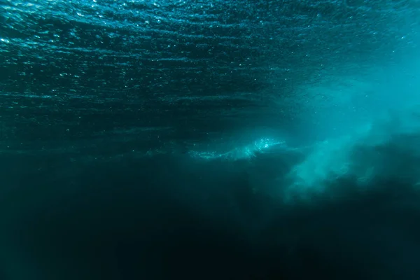 欧胡岛清澈海洋中的水下桶波 水的纹理 — 图库照片
