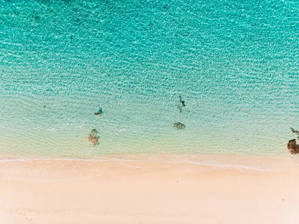 Vista Superior Praia Paradisíaca Com Água Azul Turquesa Oceano Tiro — Fotografia de Stock