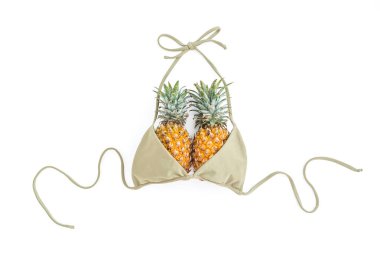 Tropikal moda kavramı. Ananas meyve ve beyaz arka plan üzerinde mayo. Düz yatıyordu, en iyi görünümü.