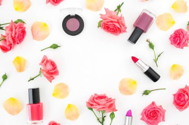 Çiçek gül çiçek, yaprakları ve kadınsı makyaj kozmetik beyaz zemin üzerine çerçeve. Düz yatıyordu, en iyi görünümü.