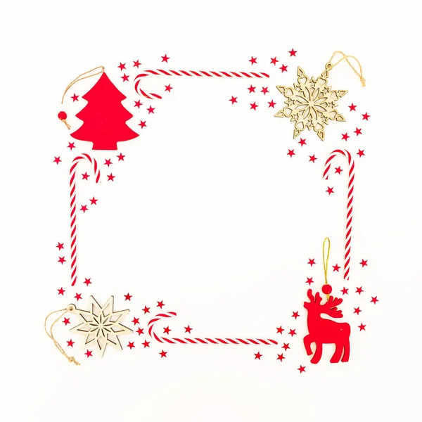 Rahmen Aus Weihnachtsdekoration Rotem Konfetti Und Zuckerstangen Auf Weißem Hintergrund — Stockfoto
