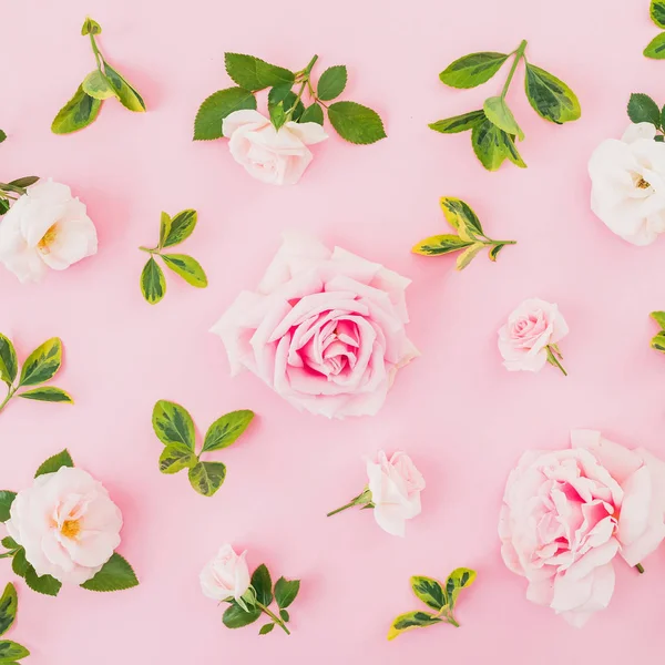 Цветочный Состав Розами Листьями Пастельно Розовом Фоне Плоский Вид Сверху — стоковое фото