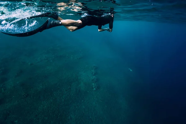 Freediver Fato Mergulho Nadando Oceano — Fotografia de Stock