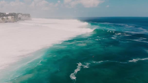 Flygfoto Blue Ocean Med Fat Våg Och Surfare — Stockvideo