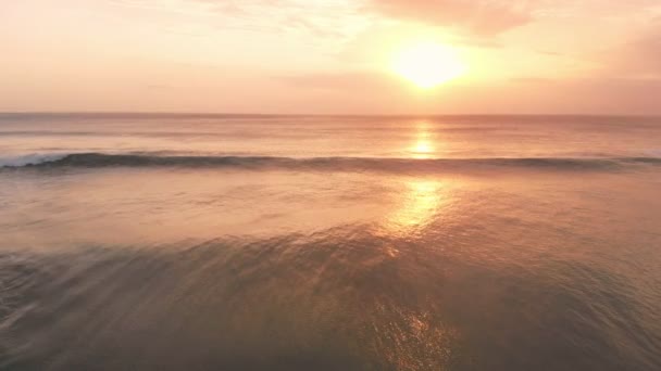 Вид Воздуха Океаном Волнами Теплом Закате Бали — стоковое видео