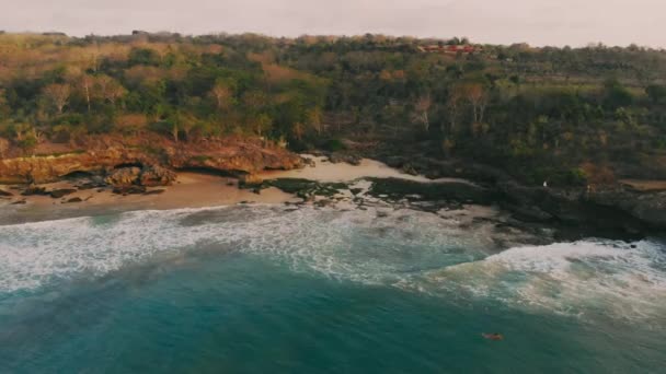 Vista Aérea Penhasco Praia Oceano Ilha Tropical Pôr Sol Quente — Vídeo de Stock