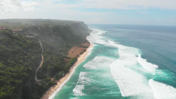 Vista Aérea Costa Playa Océano Azul Con Olas — Vídeo de stock