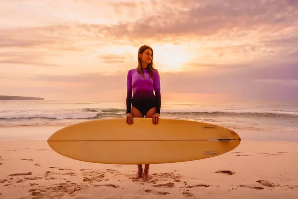 Серфінг Дівчина Дошкою Серфінгу Залишається Пляжі Заході Або Сході Сонця — стокове фото