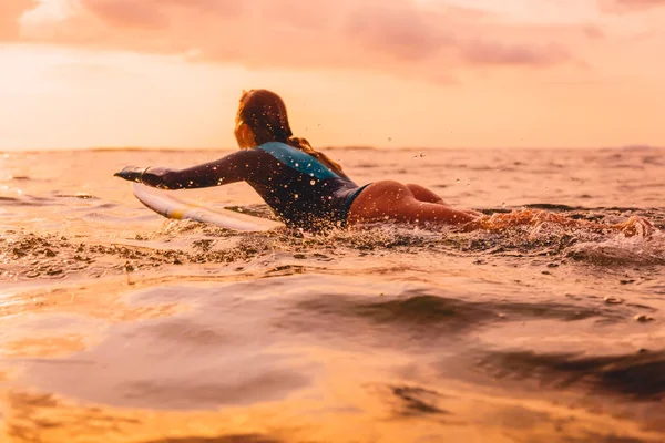 Attraktive Surferin Auf Einem Meer Treibenden Surfbrett Surfen Bei Sonnenuntergang — Stockfoto